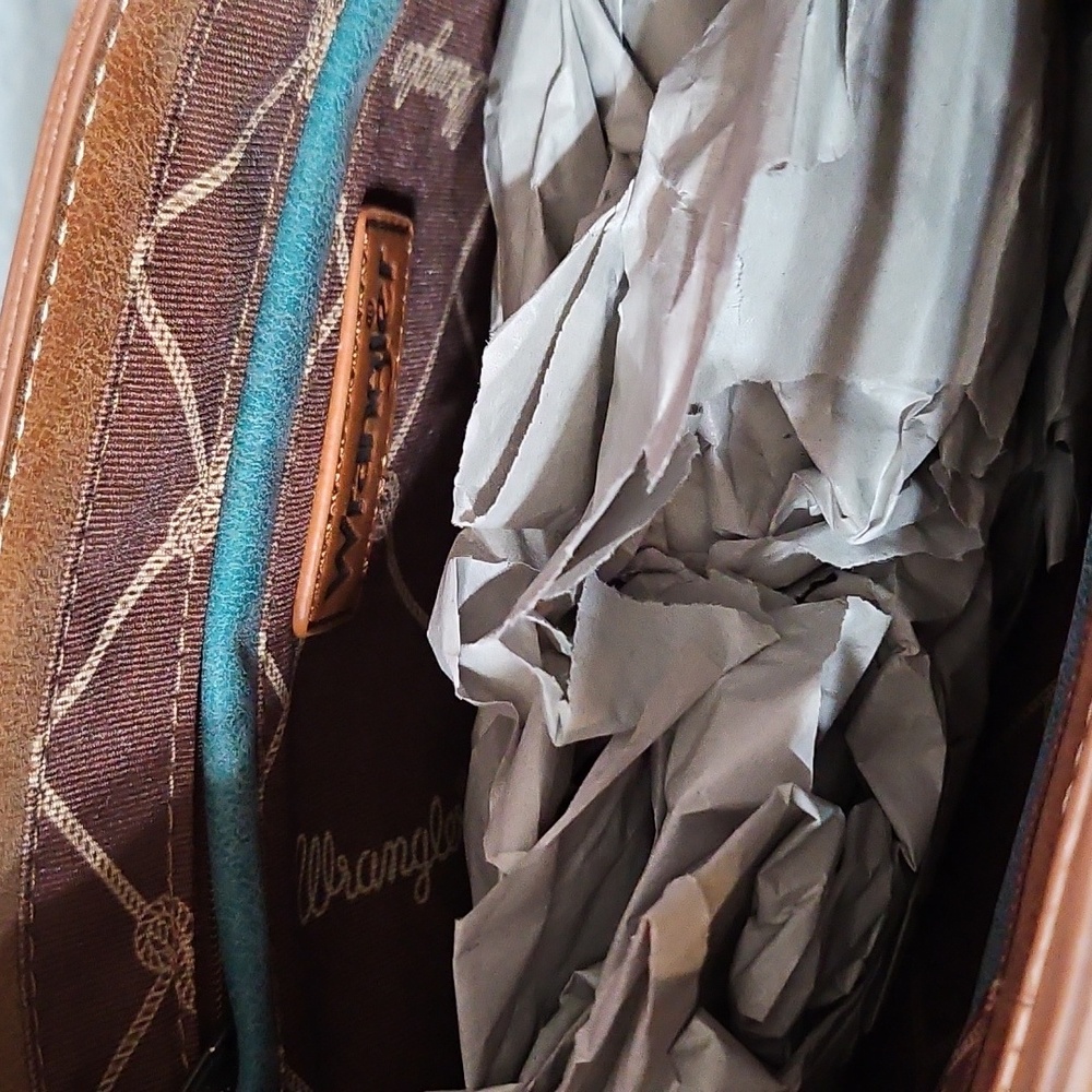 Wrangler Crossbody - Picture 3 of 5